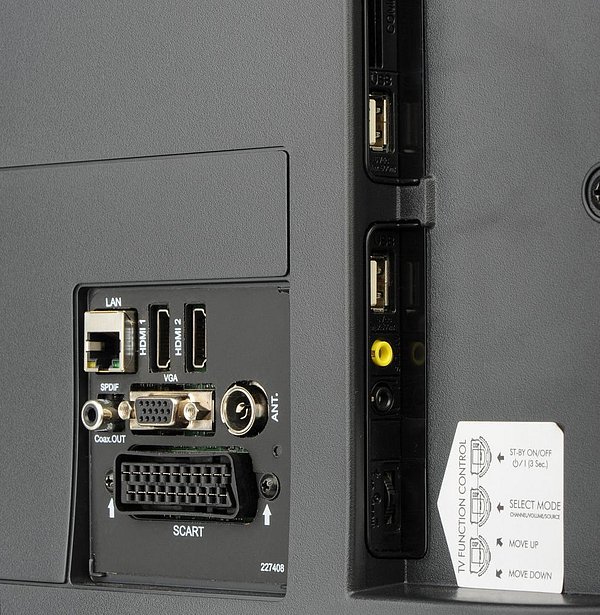 Detail rozhraní mezi nimiž nechybí tradiční SCART a VGA (D-Sub) pro napojení počítače.