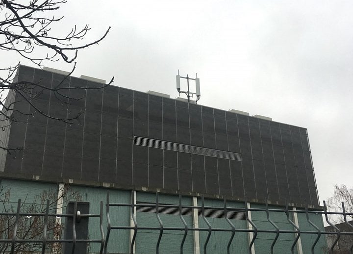 Na střeše nenápadné budovy na pražském Chodově vyrostly dvě nové nenápadné antény pro mobilní sítě. Na jedné O2 testuje frekvenci 2,6 GHz TDD, na té druhé (na obrázku) pak nedávno vydraženou frekvenci 3,7 GHz.