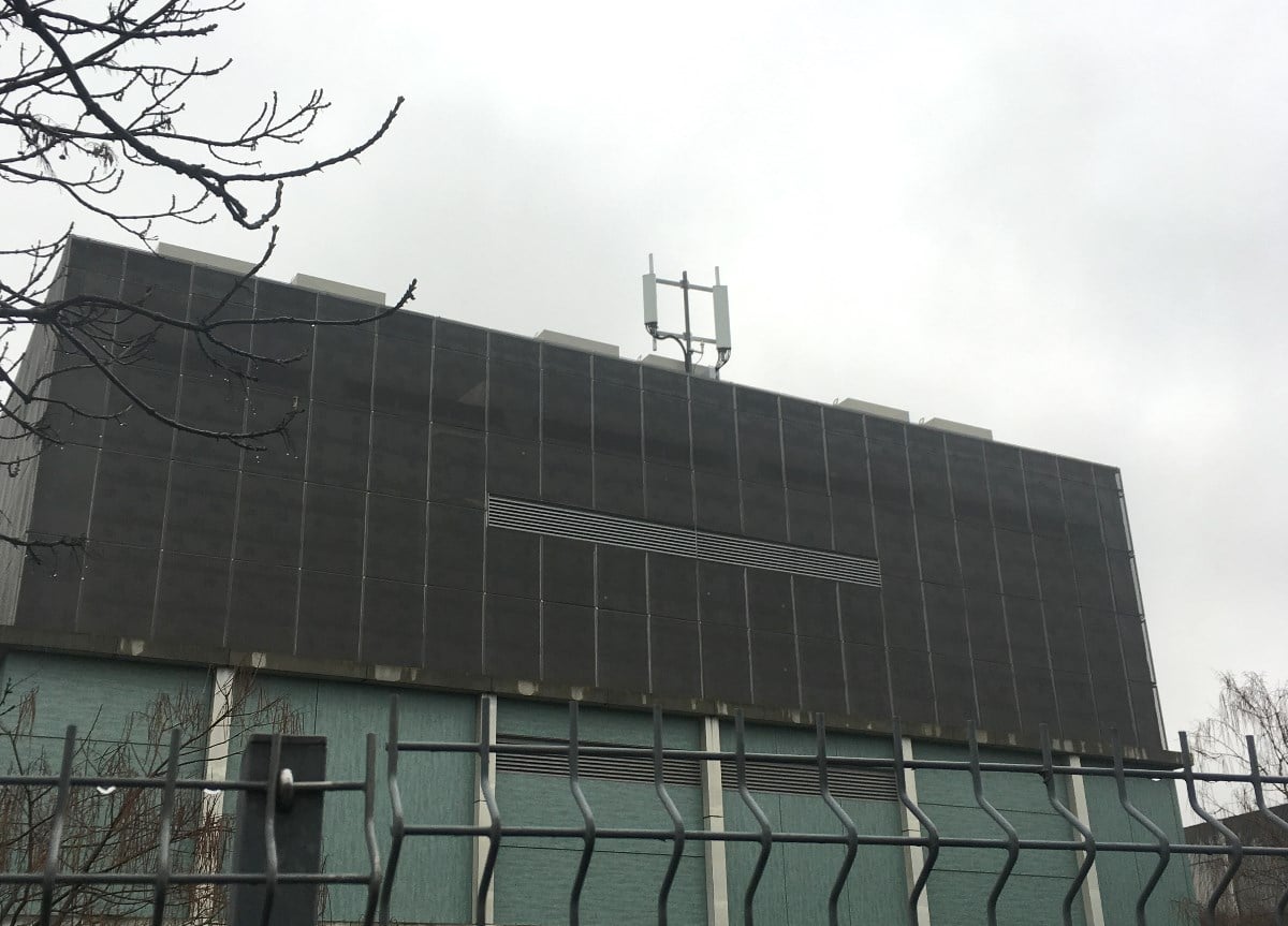 Na střeše nenápadné budovy na pražském Chodově vyrostly dvě nové nenápadné antény pro mobilní sítě. Na jedné O2 testuje frekvenci 2,6 GHz TDD, na té druhé (na obrázku) pak nedávno vydraženou frekvenci 3,7 GHz.