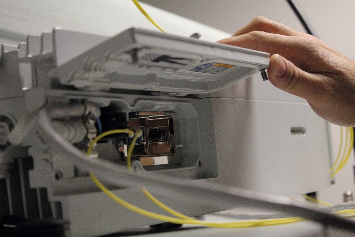 Připojena je samozřejmě optickým kabelem. O2 na nových frekvencích testuje nové technologie: massive MIMO a zejména beamforming. „Představte si, jako byste měli anténu na rotátoru a mohli vysílat zároveň několik beamů na různé zákazníky. Díky fázování antén ve stejný čas na stejném kmitočtu vysíláte různé signály pro různé uživatele, čímž se zvyšuje efektivita využití spektra,“ popisuje beamforming Milan Barvíř z CETINu.