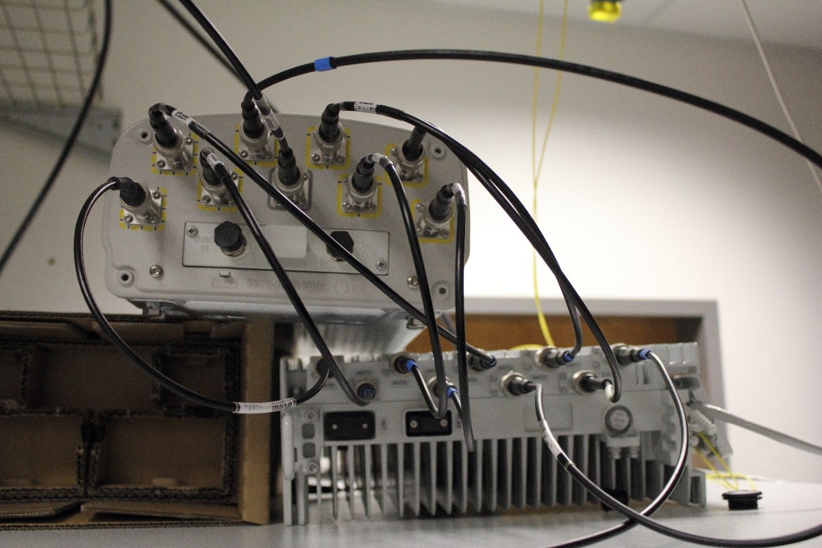 V kombinaci s massive MIMO (Multiple-Input Multiple-Output, zjednodušeně: používá se simultánně více přijímačů a vysílačů) beamforming znamená, že se beamy se dají směrovat nejen horizontálně, ale i vertikálně. „Je tam 64 vysílačů a 64 přijímačů a fázováním jednotlivých elementů je možné beamy směřovat, kam je potřeba,“ popisuje Barvíř.