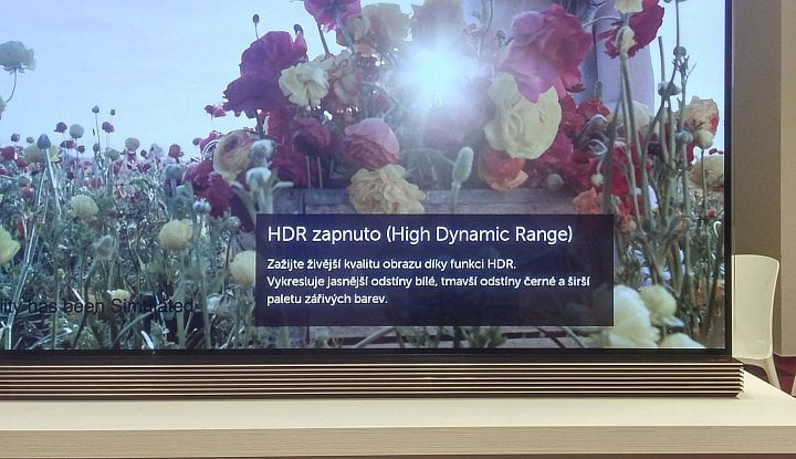 Ilustrační video LG zdůrazňuje zapnutí technologie HDR. V tom běžném se to ale nedozvíte. Možná že zatím, protože aktualizace firmwaru OLED televizoru probíhá dosti často.