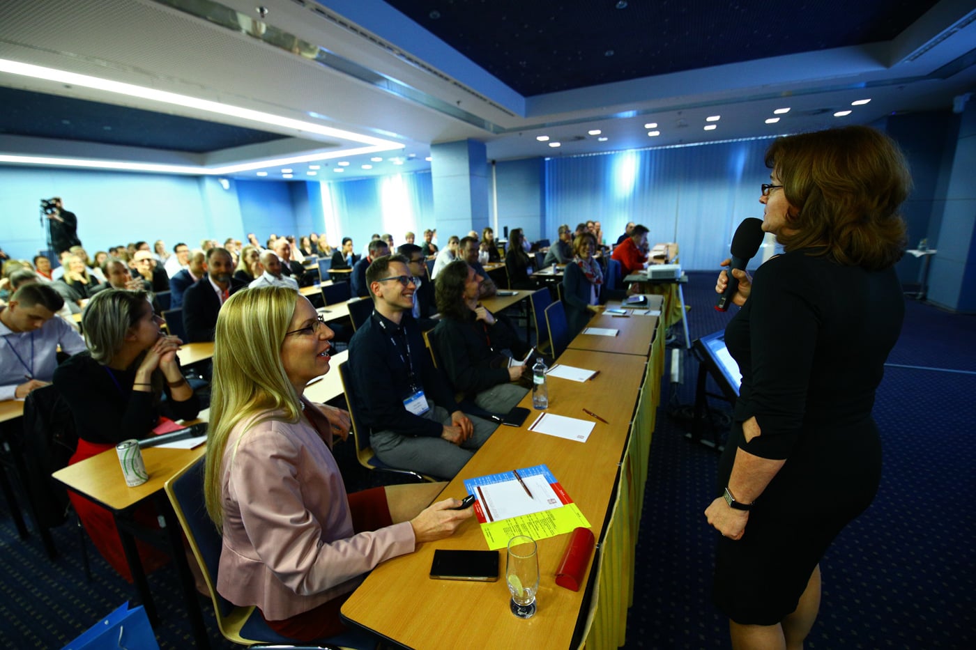 Hovoří Kateřina Hrubešová, v popředí Jana Břeská