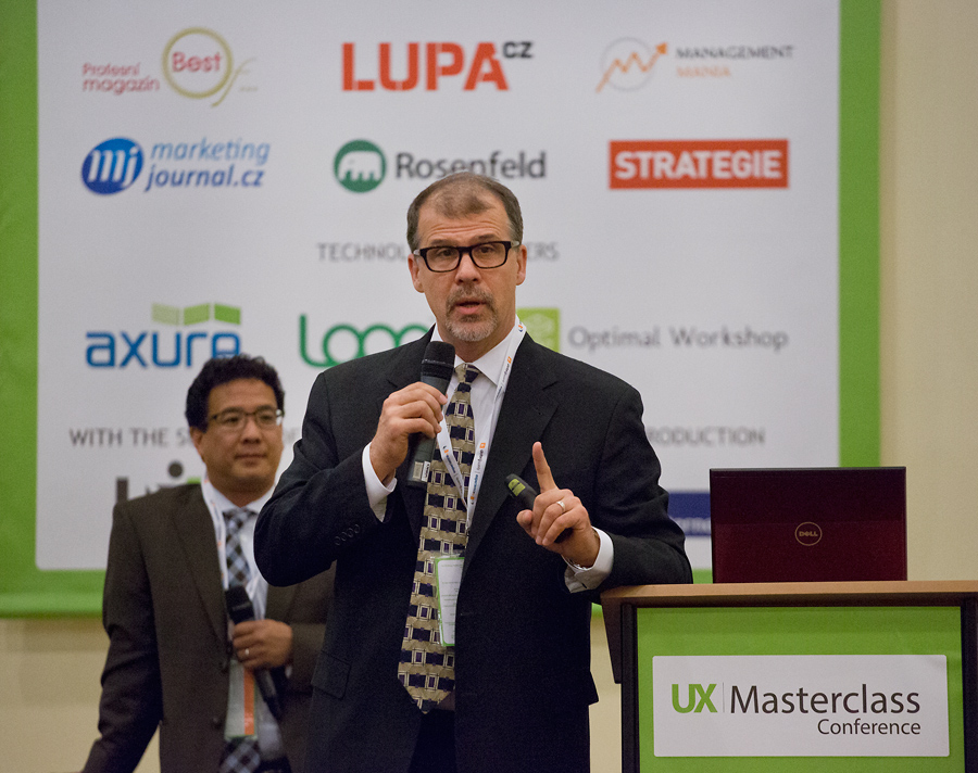 O úvodní vystoupení se postarali Bob Schumacher (v popředí) a Gavin Lew, oba z GfK