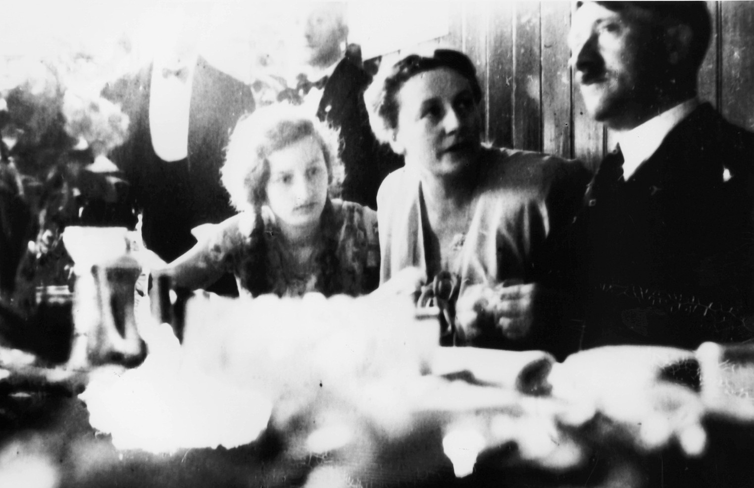 Dokumentární cyklus Hitlerovy ženy