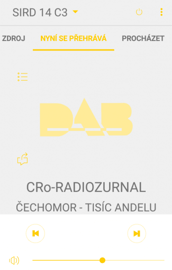 Přes aplikaci si vyberete zdroj poslechu, v tomto případě DAB, a pustíte si stanici (ty uložené jsou na nevýrazné ikoně vlevo nahoře). V části "Procházet" pak vidíte seznam naladěných kanálů, nahoře vpravo pak tlačítko vypnutí přijímače a tři tečky pro vstup do nastavení SilverCrestu..