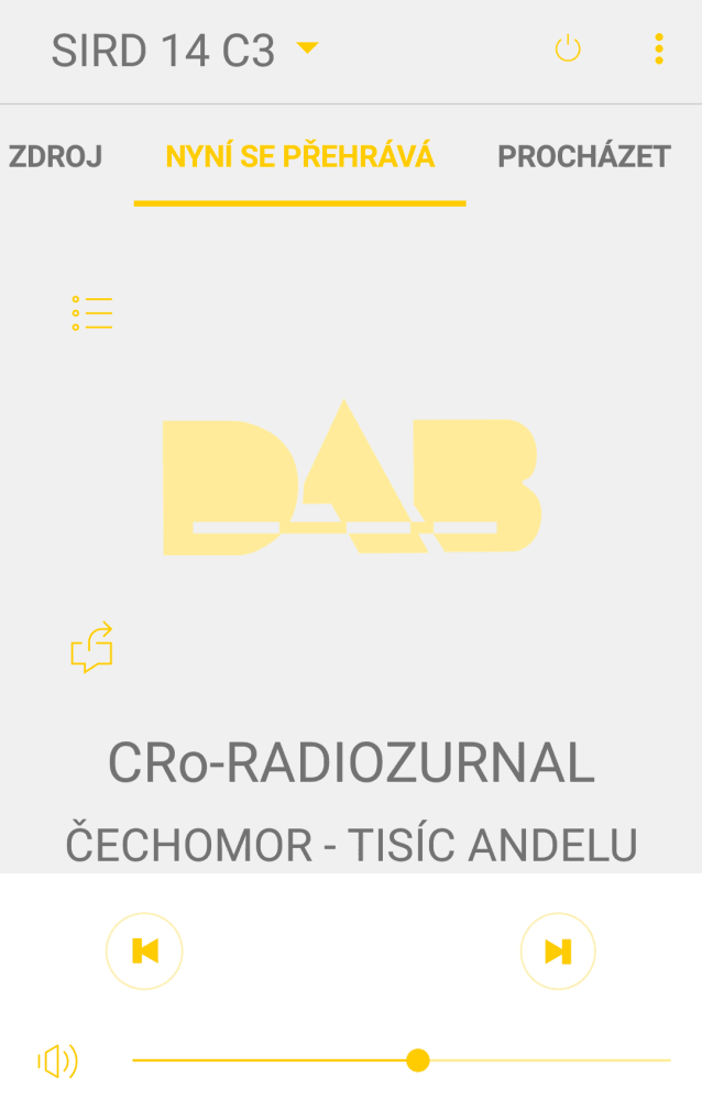 Přes aplikaci si vyberete zdroj poslechu, v tomto případě DAB, a pustíte si stanici (ty uložené jsou na nevýrazné ikoně vlevo nahoře). V části "Procházet" pak vidíte seznam naladěných kanálů, nahoře vpravo pak tlačítko vypnutí přijímače a tři tečky pro vstup do nastavení SilverCrestu..