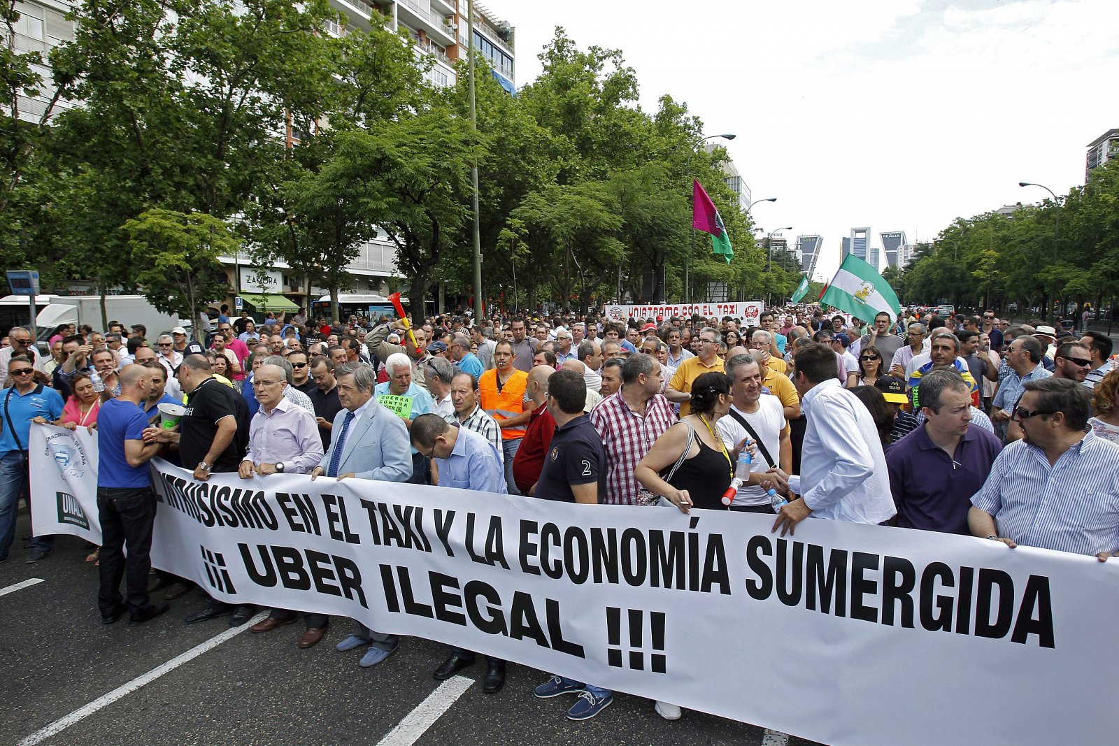 Proti Uberu protestovali i řidiči taxíků ve španělském Madridu. Černá auta zatím jezdila jen v Barceloně, ale katalánské úřady jim to pod vysokými pokutami zatrhly.