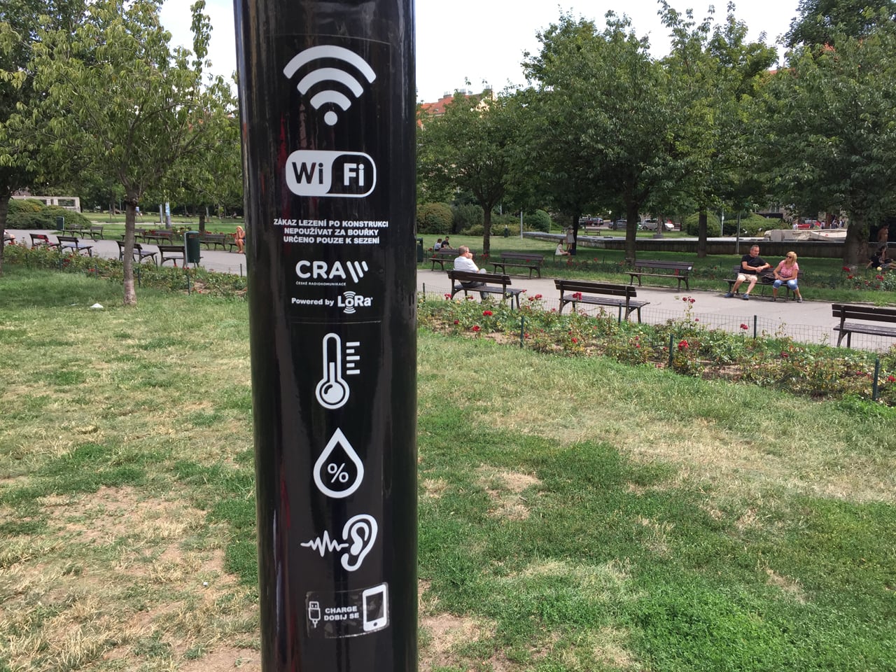 Chytrá lavička TreeSmart na Náměstí Jiřího z Poděbrad v Praze