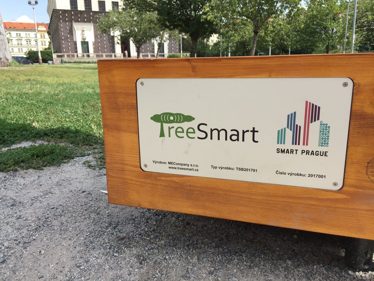 Chytrá lavička TreeSmart na Náměstí Jiřího z Poděbrad v Praze