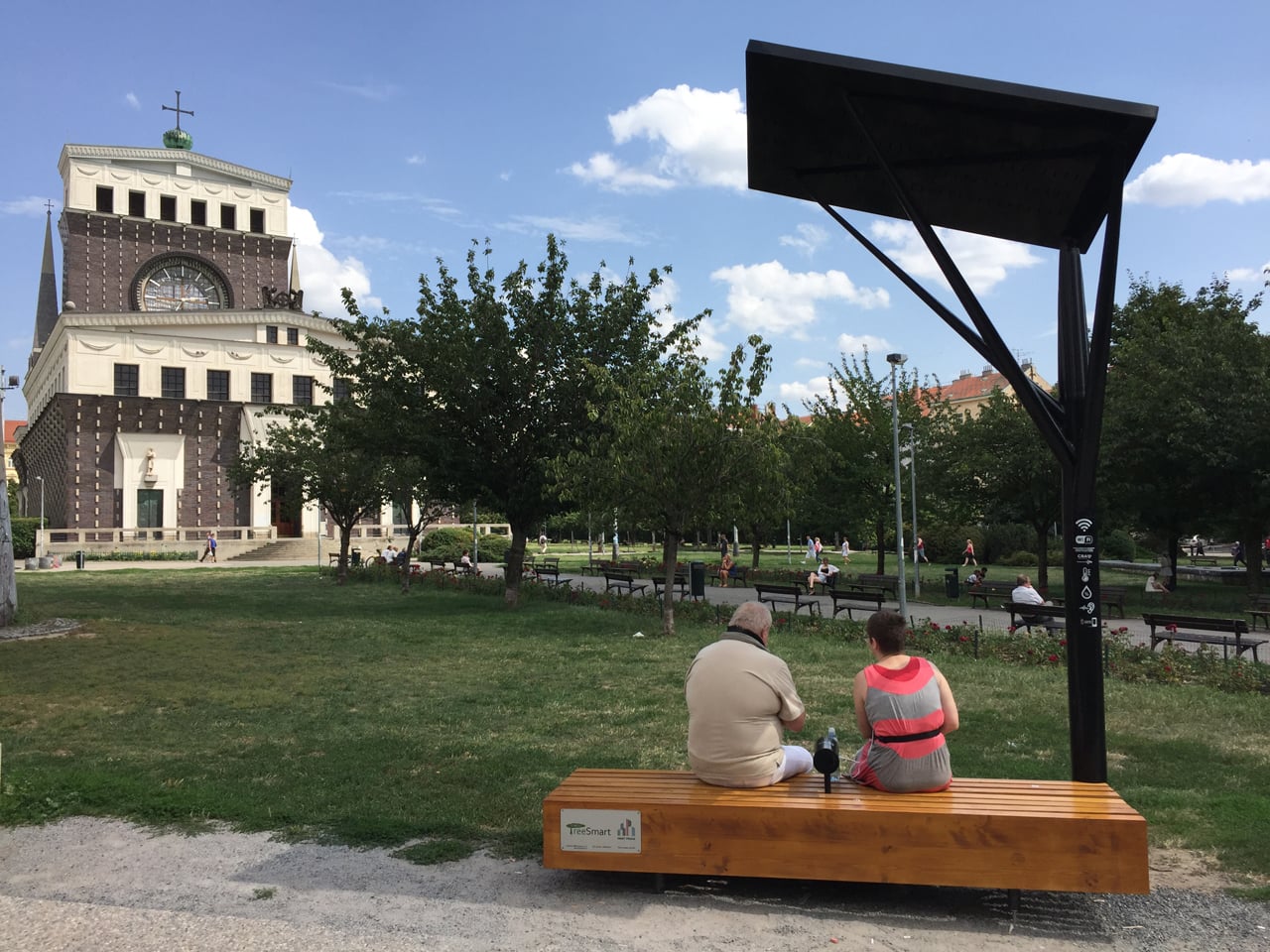 Chytrá lavička TreeSmart na Náměstí Jiřího z Poděbrad v Praze