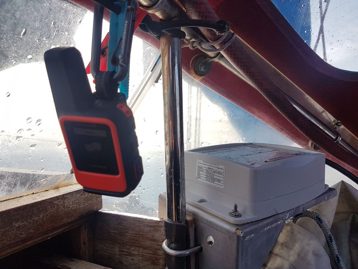 Terminál Garmin inReach zavěšený na palubě lodi Bagatela.