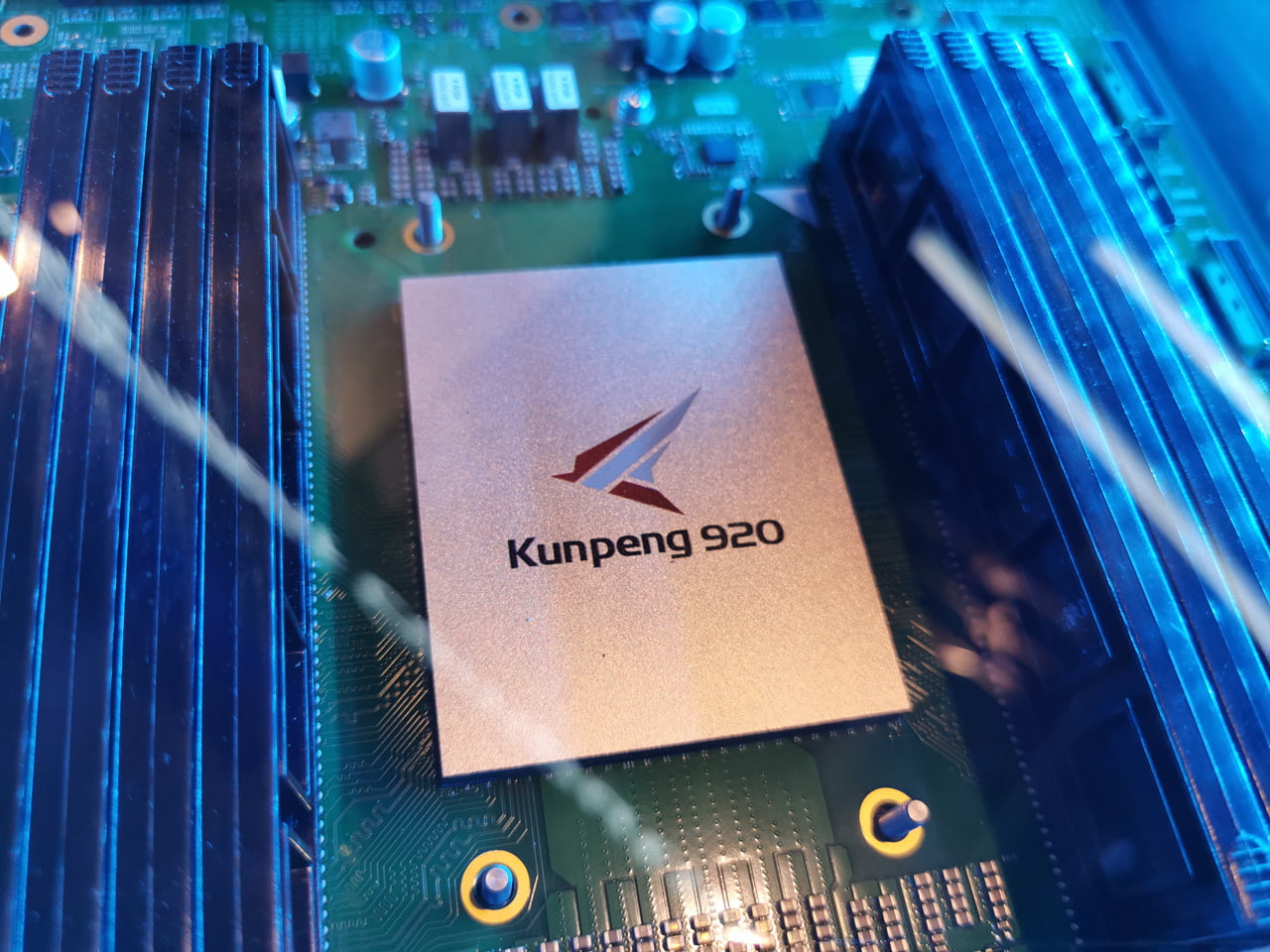 Serverové čipy Ascend 910 a Kunpeng 920 od Huawei
