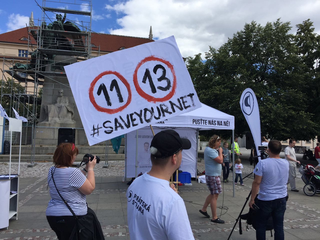 Demonstrace proti reformě copyrightu (články 11 a 13) v Praze