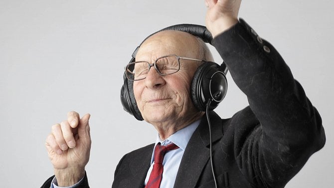 Senior, důchodce, posluchač, rádio