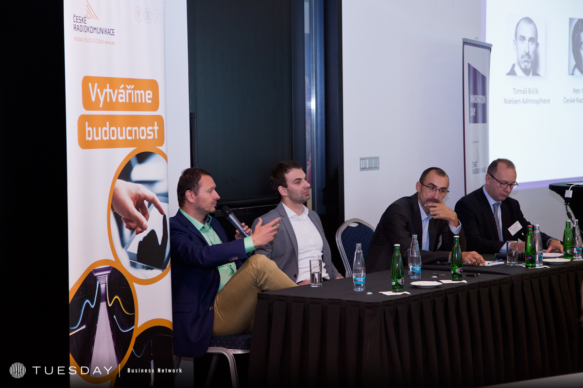 Panelová diskuse, zleva Daniel Grunt (FTV Prima), Petr Nemeth (ČRa), Tomáš Bičík (Nielsen Admosphere); moderuje Libor Kudláček.