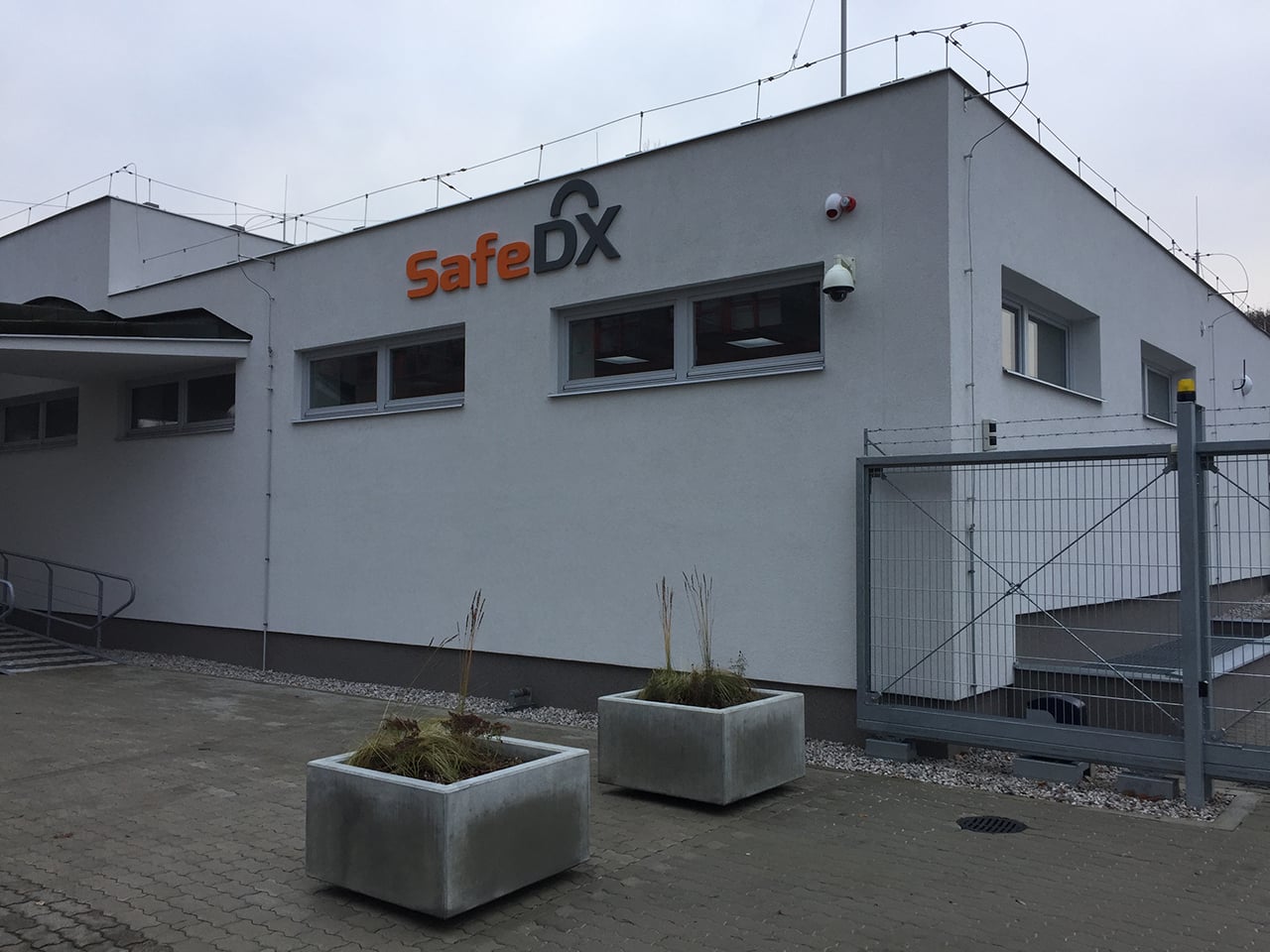 SafeDX, datacentrum Foxconnu a KKCG v Praze u Sazky