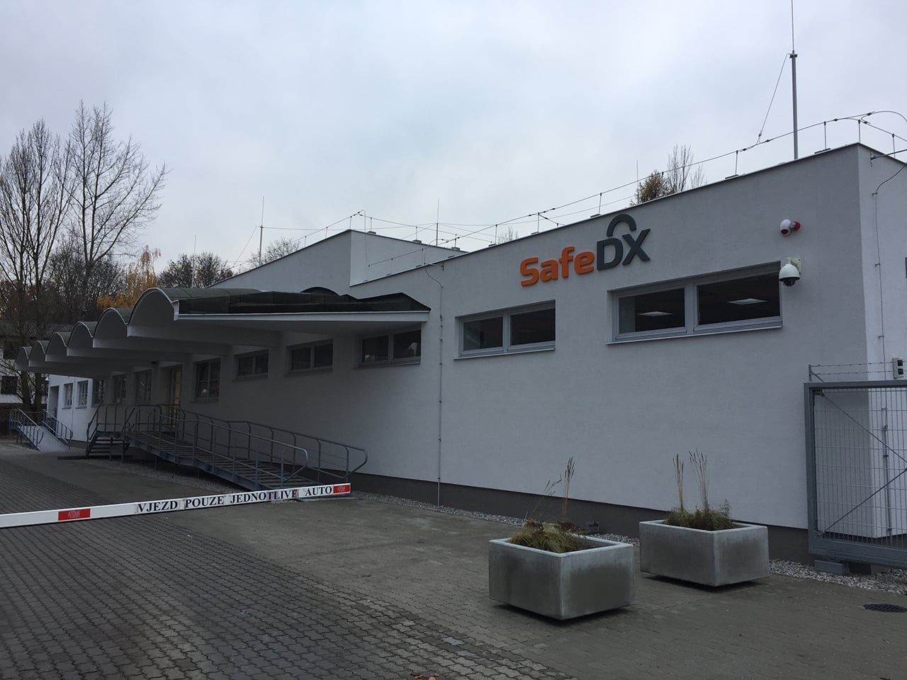 SafeDX, datacentrum Foxconnu a KKCG v Praze u Sazky