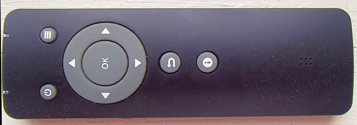 Dálkový ovladač je jednoduchý, ale příjemný. Jen vyžaduje přesné zamíření na „očíčko“, které je trochu utopené v rámu.