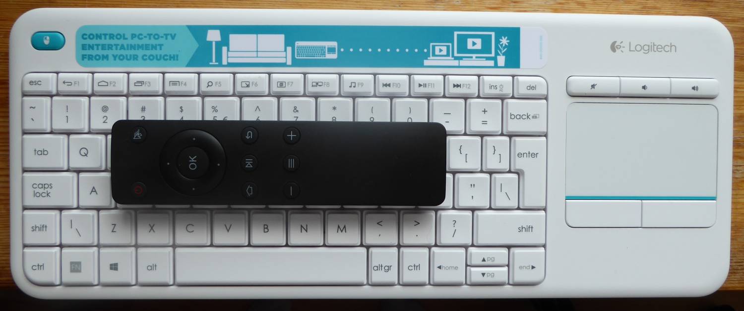 Logitech K400 Plus plus dodávaný dálkový ovladač.