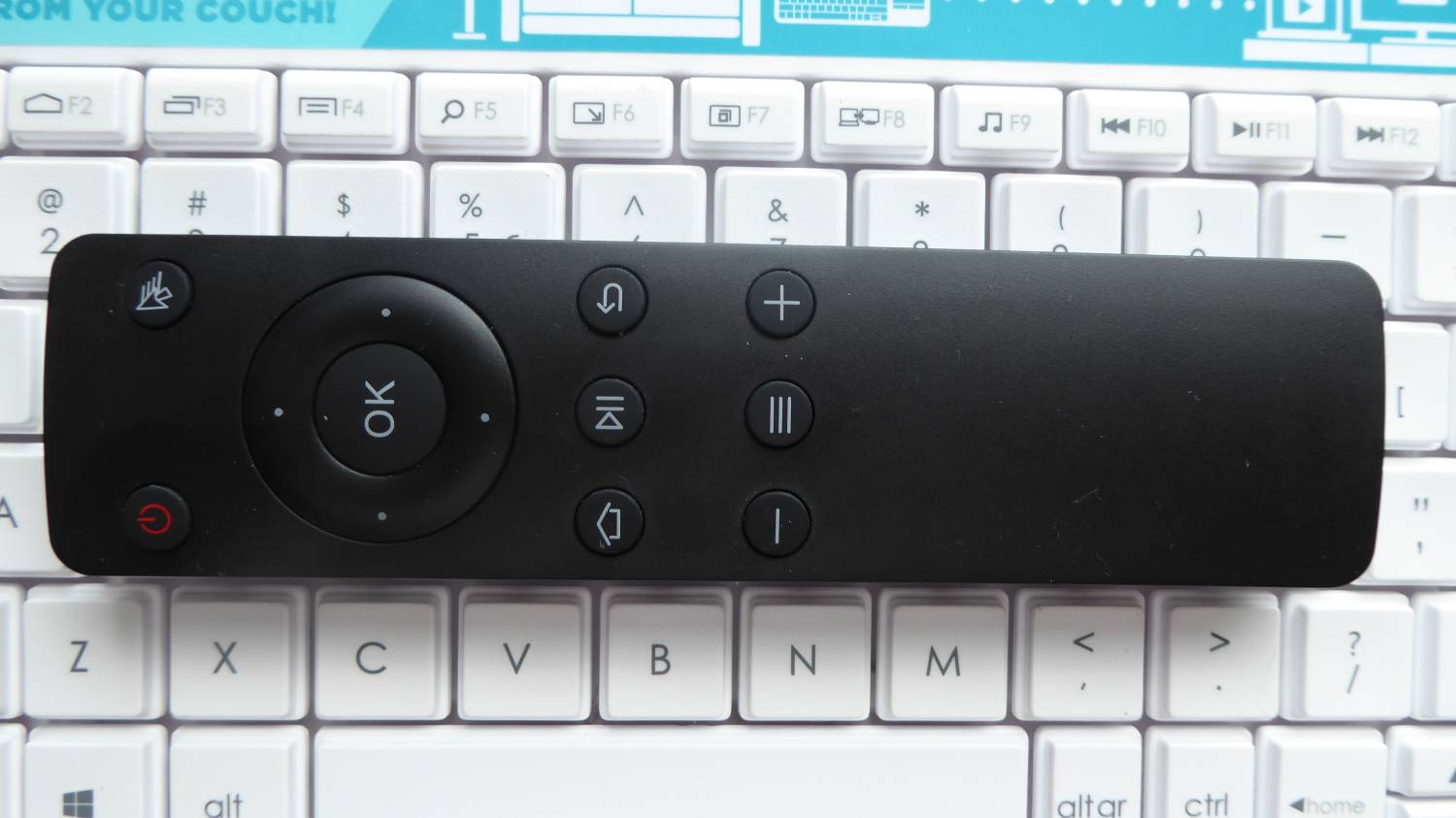 Dodávaný dálkový ovladač: nahoře vlevo vidíte tlačítko vyvolávající myš. S kurzorem pak jezdíte kurzorovými klávesami.