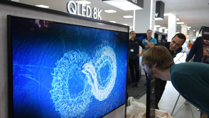 Samsung 8K QLED v Alze