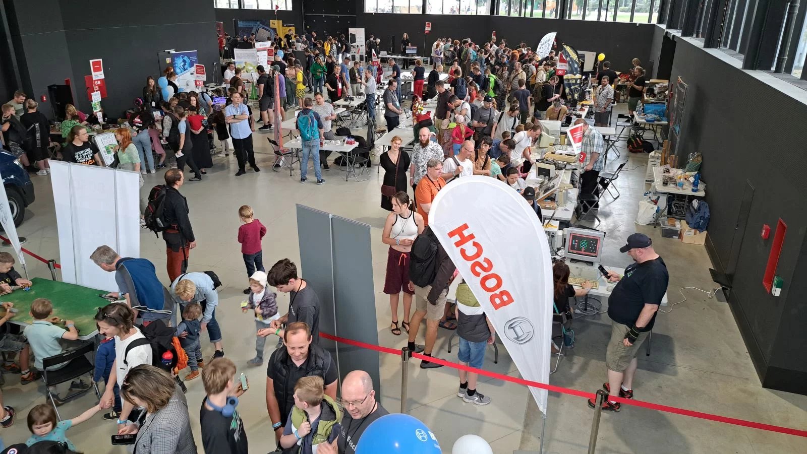Sedmý ročník festivalu Maker Faire v Praze přilákal rekordní počet návštěvníků. Organizátoři hlásí 12 tisíc zájemců všech věkových kategorií.