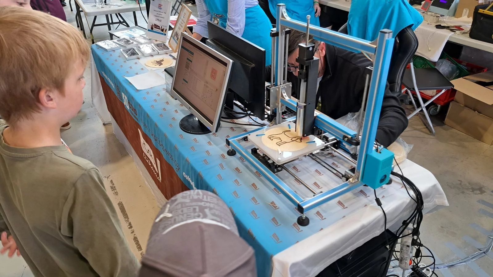 3D tiskárny vyrábějí i chutné oplatky s čokoládovou ozdobou v libovolném tvaru.