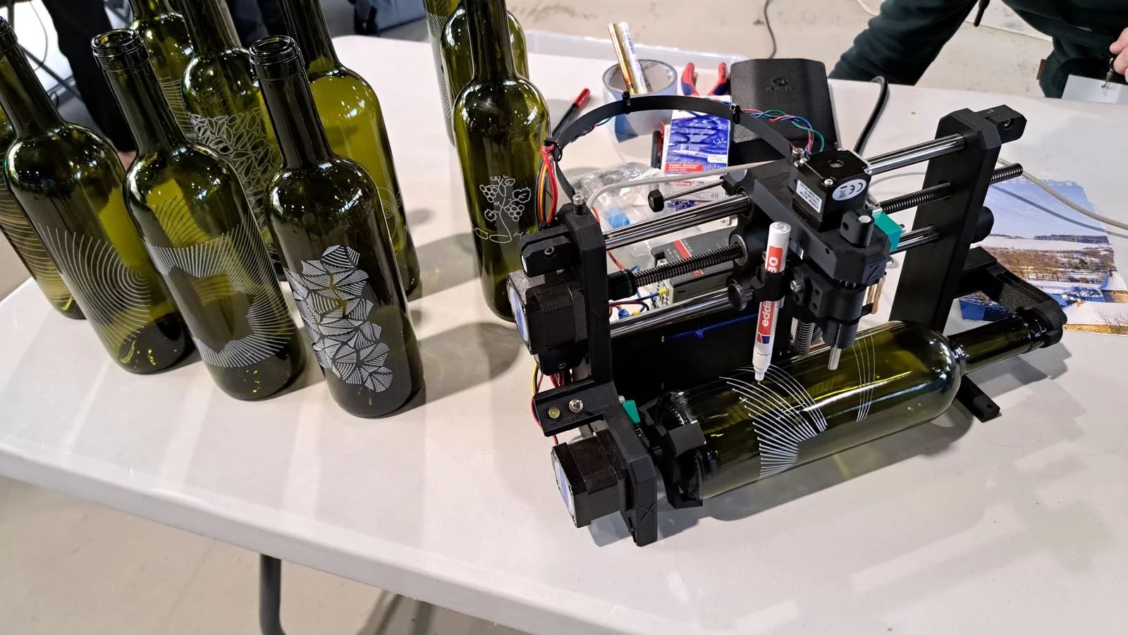 Stroj, který lahve místo viněty opatřuje originálními ornamenty.