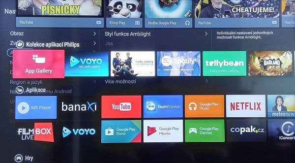 Nabídka na tlačítku Home. Dohrál jsem MX Player, zbytek byl zaveden po instalaci. V nabídce se pohybujete horizontálně i vertikálně, ikony aplikací však nelze v jednotlivých sekcích pevně ukotvit jako to umí jiné TV systémy.