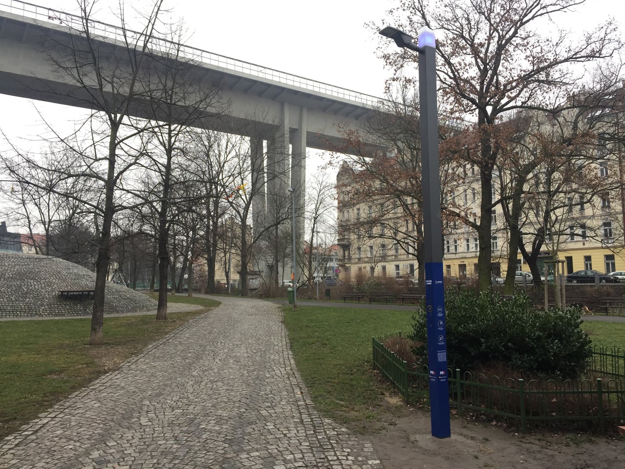 Chytrá lampa v parku Folimanka pod Nuselským mostem