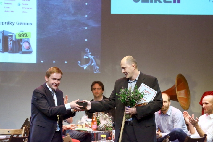 Bývalý šéfredaktor MF DNES Robert Čásenský (vlevo) přebírá z rukou Michala Hanáka šéfredaktora iDNES.cz Křišťálovou lupu. Hanák mu ji předal jako symbolické ocenění za jeho práci. Jednalo o Křišťálovou lupu v kategorii zpravodajství, kterou již tradičně získal zpravodajský server iDNES.cz