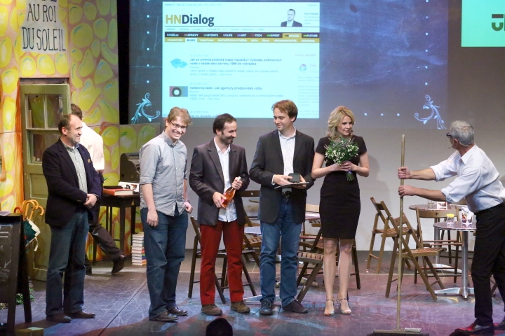 Křišťálová lupa v kategorii Obsahová inspirace pro datovou žurnalistiku IHNED.cz. Cenu drží Petr Kočí (druhý zprava).