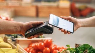 Mobil místo peněženky: 9 z 10 mladých Čechů platí telefonem