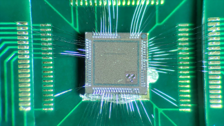 Čip s kvantovými tečkami Bloomsburry od Quantum Motion