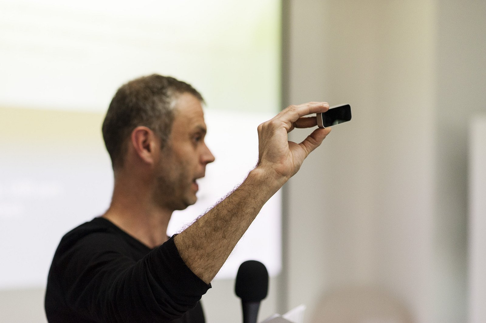 „Takhle malý je Leap Motion,“ ukazuje Richard Hořín