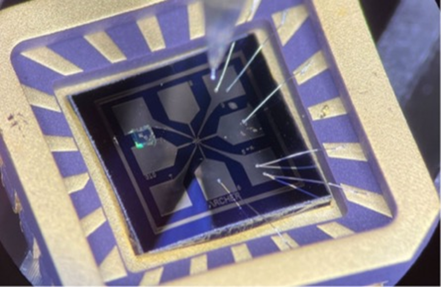 4×4 mm čip od Archeru. Pravděpodobně obsahující jeden qubit
