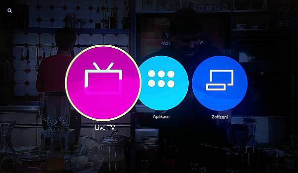 Takto nyní vypadá základní domácí obrazovka u nově zakoupeného televizoru Panasonic s Firefox OS. Jak vidíte, volba „Live TV“ ještě nebyla přeložena a vyfotil jsem ji právě v okamžiku, když do ní televizor přecházel, proto je zbytek ikony trochu překryt. Vpravo vidíte už přeložené volby Aplikace a Zařízení, vše doplňuje vyhledávání umístěné vlevo nahoře.