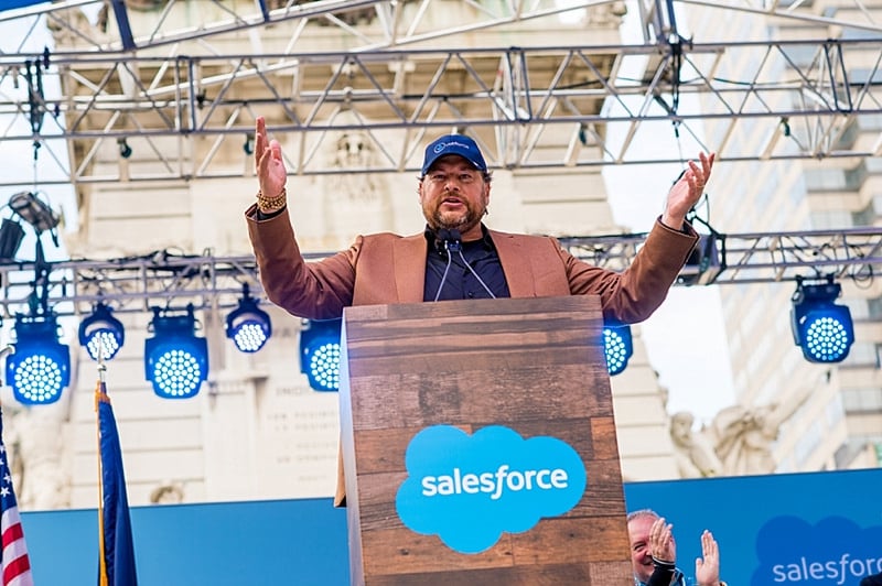 Marc Benioff před Salesforce Tower