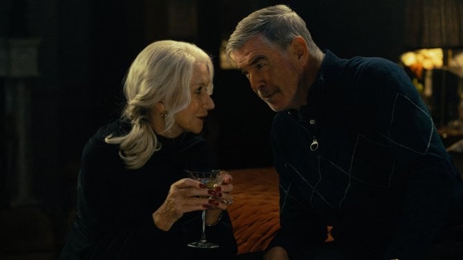 Helen Mirren a Pierce Brosnan v seriálu Země gangů na SkyShowtime
