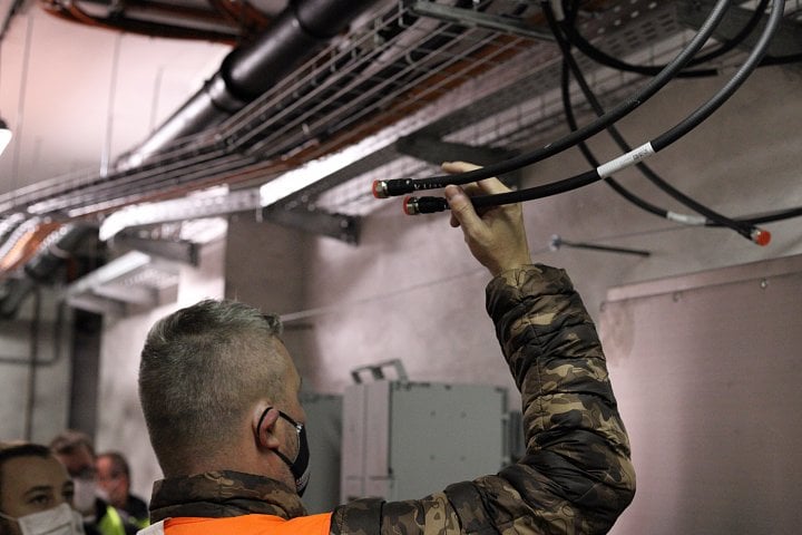 Vítejte na exkurzi do technologického zákulisí mobilních sítí v metru. Probíhá pozdě v noci – do tunelů se totiž před ukončením provozu nesmí. Ve stanici Rajská zahrada je už technologie z časti připravená – jen není úplně zapojená.
