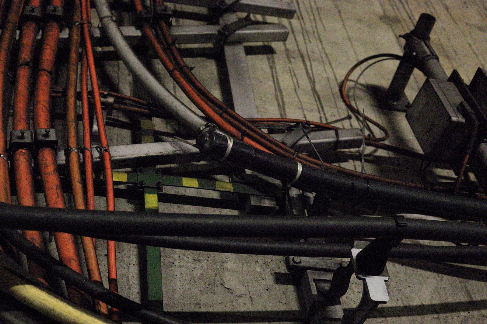 Vyzařovací kabely jsou v tunelu dokonce dva nad sebou. Ten horní používají operátoři, ten spodní používá pro komunikaci Dopravní podnik.