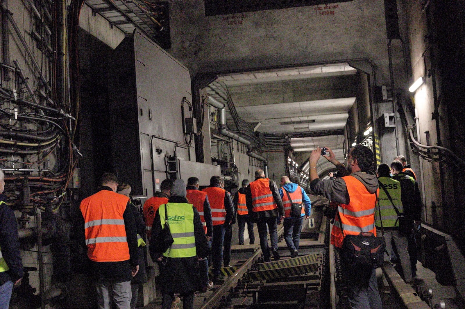 Cestou míjíme obří bezpečnostní dveře.