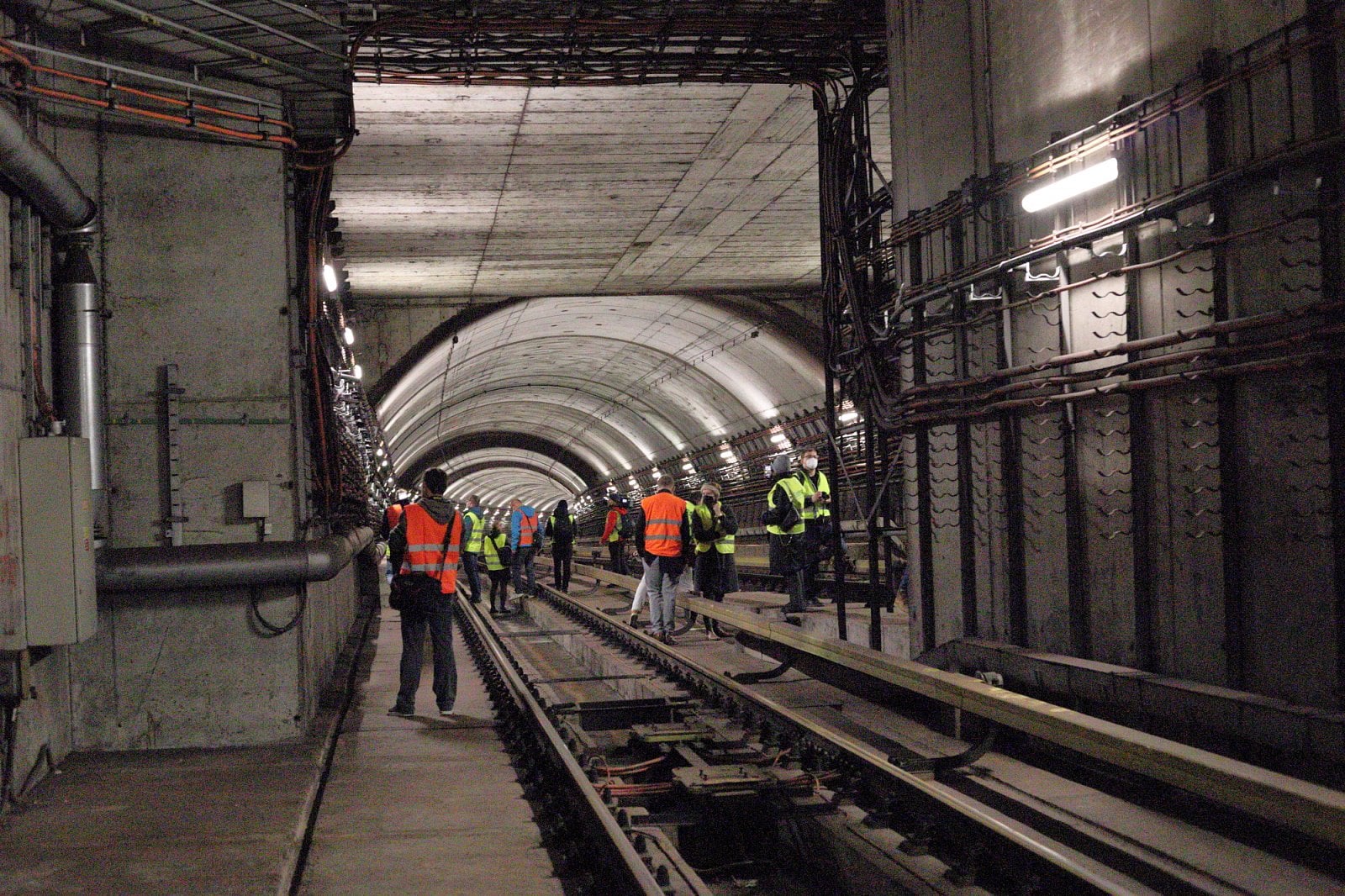 Kousek za nimi se tunel rozevírá do šířky.
