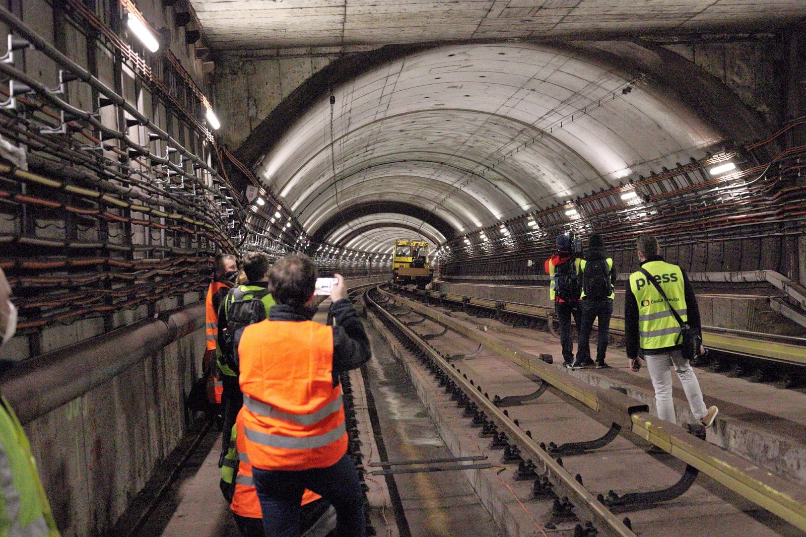 Po chvíli slyšíme hučení, které postupně zesiluje. Pak se ze zatáčky vynořuje „muvka“, tedy MUV, motorové univerzální vozidlo.