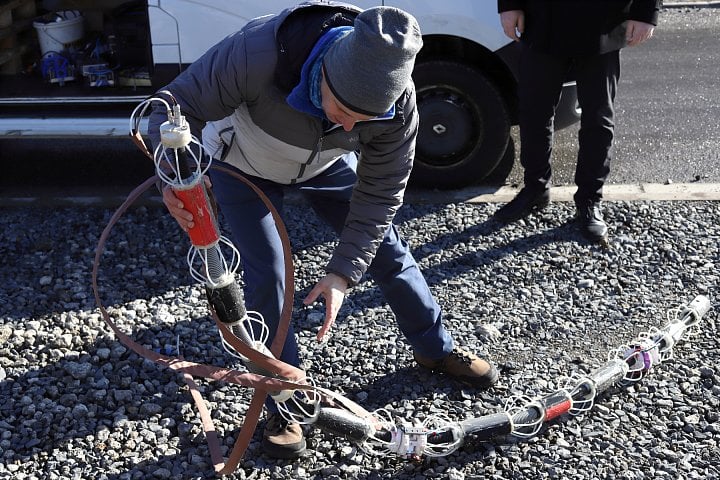 Jeden z robotů pro kladení optických kabelů v kanalizačním potrubí.