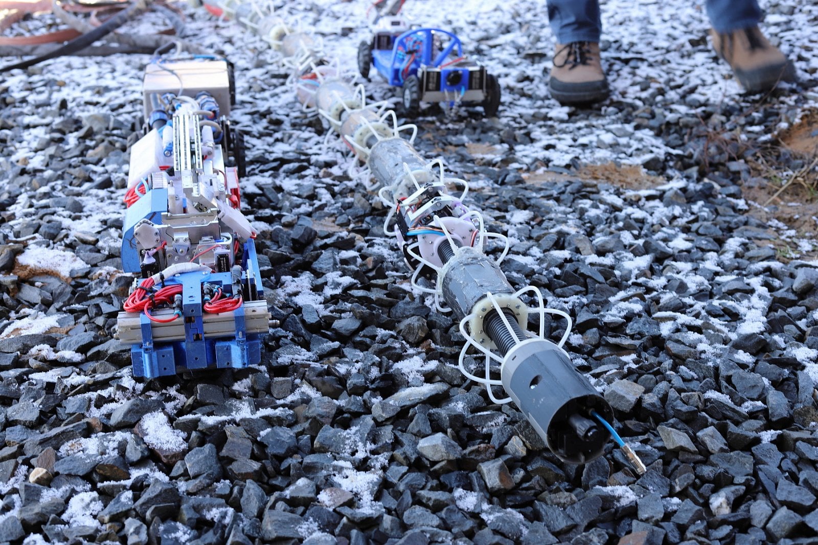 Vlevo robot pro práci v hlavním řadu, který je rovný a má větší průměr. Vpravo pak ohebný robot pro instalaci v přípojkách.