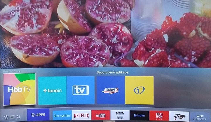 Aplikaci pro HbbTV nejprve musíte najít mezi řadou dalších a poté ji nainstalovat. Teprve pak se objeví v menu nastavení. Pro Česko je však stále k dispozici pouze verze 1.0 (jiné země mají 1.5), přičemž aktuální je už verze dva. Na ni snad přijde řada příští rok…