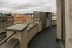 Anténa na domě v pražské Perlové ulici je schovaná do ciferníku hodin.