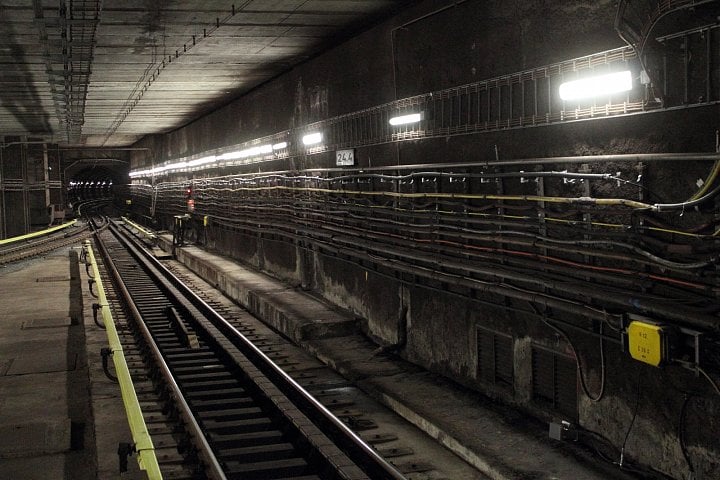 Po letech čekání dorazil na začátku října 2018 do tunelů pražského metra vytoužený mobilní signál. V první fázi konsorcium operátorů, které zastupuje T-Mobile, pokrylo LTE jen velmi krátký úsek mezi stanicemi Vyšehrad a Muzeum na trase C. Brzy se má pokrytí rozšířit až ke stanici Roztyly. Jak instalace vyzařovacích kabelů a dalších technologií v metru vypadá, jsme se byli podívat na stanici Pražského povstání. Od T-Mobilu jsme dostali také unikátní fotografie toho, jak probíhala instalace přímo v tunelech. Vítejte na exkurzi do zákulisí mobilního pokrývání metra!